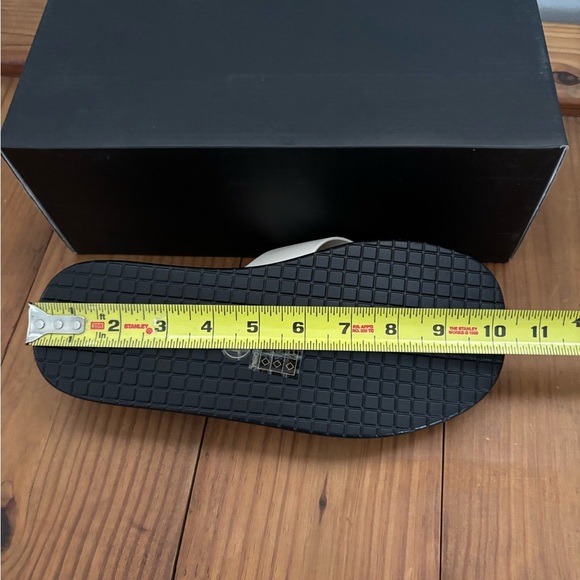 PrettyLittleThing Dorenea Chunky Platform Flip Flop Sandals Cream Size 8 New - Picture 10 of 11